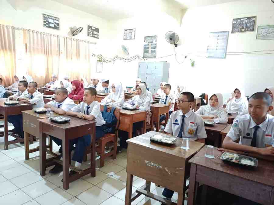 Para siswa SMPN 10 Palembang yang menjadi sasaran simulasi makan bergizi gratis, Kamis (21/11/2024). Foto: Sumselheadline/Pitria.