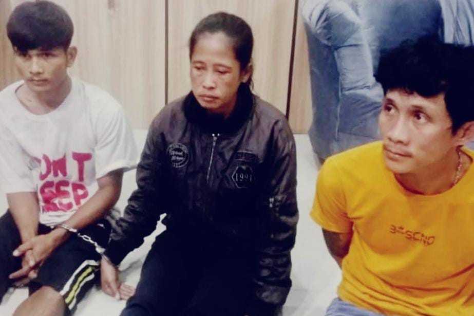 Tiga tersangka pencuri motor dan paket milik kurir. Salah satunya seorang emak-emak. Foto: Sumselheadline/Ela.
