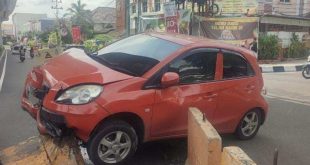 Mobil Hondra Brio yang tambrak betok di Jalan Angkatan 45 Palembang, Selasa (19/11/2024). Foto:: Sumselheadline/Ela.