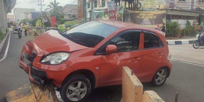 Mobil Hondra Brio yang tambrak betok di Jalan Angkatan 45 Palembang, Selasa (19/11/2024). Foto:: Sumselheadline/Ela.