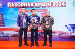 Pj Bupati Mub, Sandi Fahlepi saat hadir di Rapat Koordinasi Nasional Badan Pengembangan Sumber Daya Manusia Tahun 2024 di The Zri, Palembang, Jumat (1/10/2024). Foto: Kominfo Muba.