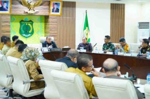 Pj Bupati Muba, Sandi Fahlepi memimpin rapat koordinasi dengan Desk Pilkada, Selasa (12/11/2024). Foto: Kominfo Muba.