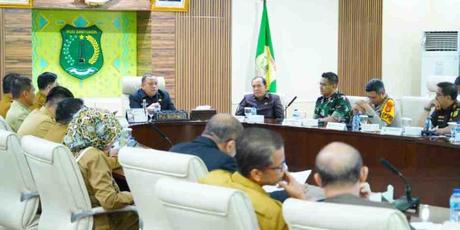 Pj Bupati Muba, Sandi Fahlepi memimpin rapat koordinasi dengan Desk Pilkada, Selasa (12/11/2024). Foto: Kominfo Muba.