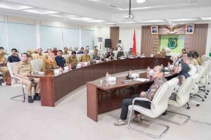 Sekda Muba, Apriyadi memimpin rapat peningkatan pelayanan publik, Selasa (26/11/2024). Foto: Kominfo Muba.