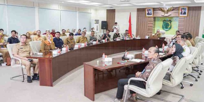 Sekda Muba, Apriyadi memimpin rapat peningkatan pelayanan publik, Selasa (26/11/2024). Foto: Kominfo Muba.