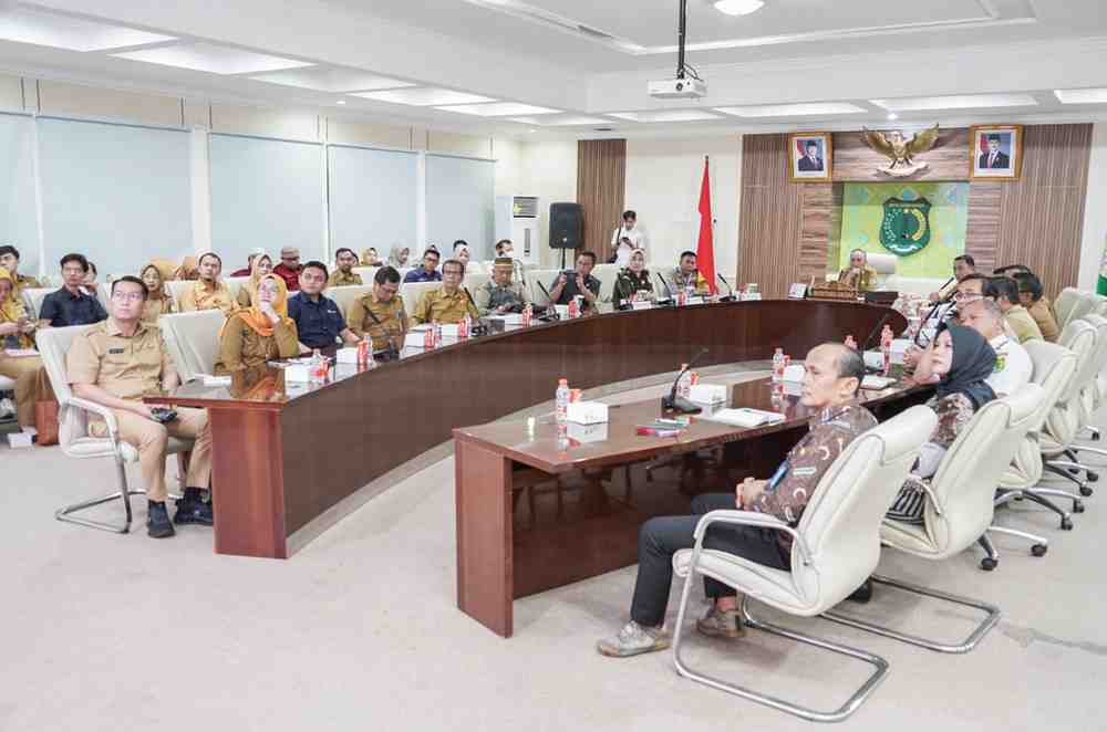 Sekda Muba, Apriyadi memimpin rapat peningkatan pelayanan publik, Selasa (26/11/2024). Foto: Kominfo Muba.