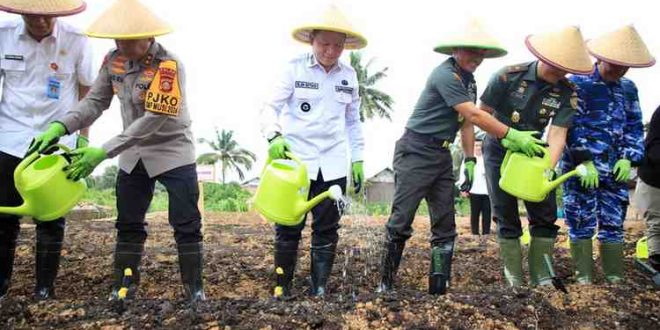 Pj Gubernur Sumsel, Elen Setiadi, SH., M.S.E menghadiri kegiatan Launching Gugus Tugas Polri Mendukung Ketahanan Pangan Serentak se-Indonesia di Lahan Produktif Ketahanan Pangan Komplek Pakri Palembang,  Rabu (20/11/2024) pagi. Foto: Humas Pemprov Sumsel.