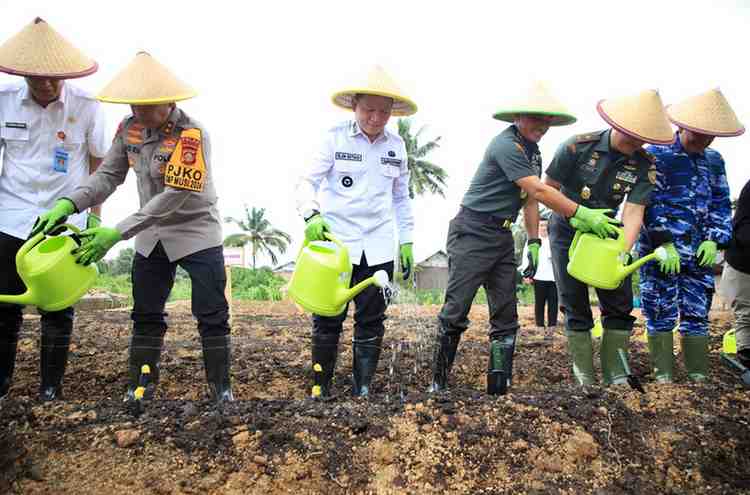 Pj Gubernur Sumsel, Elen Setiadi, SH., M.S.E menghadiri kegiatan Launching Gugus Tugas Polri Mendukung Ketahanan Pangan Serentak se-Indonesia di Lahan Produktif Ketahanan Pangan Komplek Pakri Palembang,  Rabu (20/11/2024) pagi. Foto: Humas Pemprov Sumsel.
