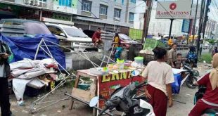 Pedagang Kaki Lima (PKL) yang berjualan di pinggiran Jalan KH Wahid Hasyim Kelurahan 1 Ulu Kecamatan SU I Palembang dihantam seorang pengendara mobil, Jumat (29/11/2024). Foto: Sumselheadline/Ela.