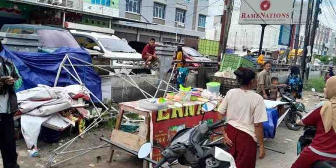 Pedagang Kaki Lima (PKL) yang berjualan di pinggiran Jalan KH Wahid Hasyim Kelurahan 1 Ulu Kecamatan SU I Palembang dihantam seorang pengendara mobil, Jumat (29/11/2024). Foto: Sumselheadline/Ela.