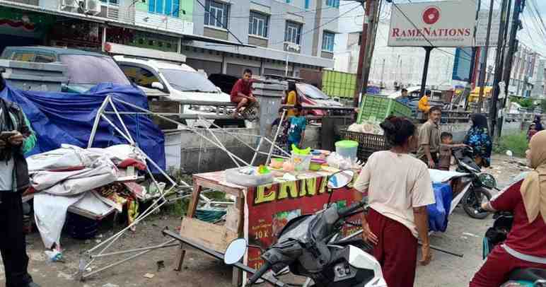 Pedagang Kaki Lima (PKL) yang berjualan di pinggiran Jalan KH Wahid Hasyim Kelurahan 1 Ulu Kecamatan SU I Palembang dihantam seorang pengendara mobil, Jumat (29/11/2024). Foto: Sumselheadline/Ela.