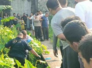 Petugas yang mengevakuasi mayat perempuan di 3-4 Ulu Palembang. Foto: Dok Polisi.