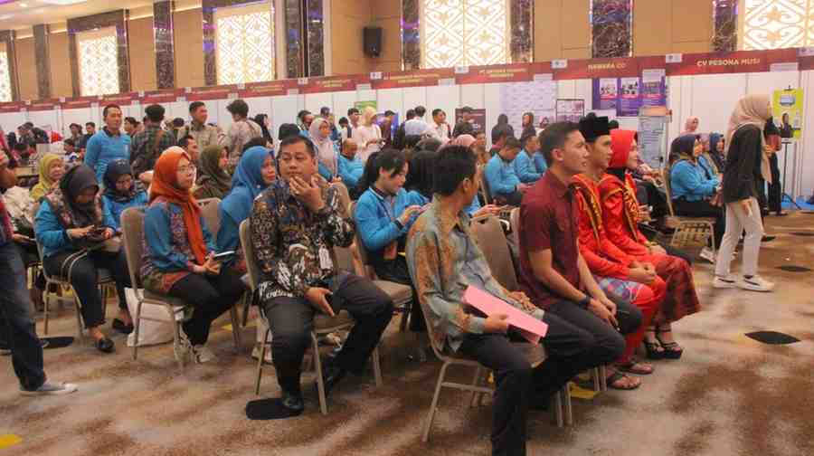 Para pencari kerja yang hadir di pembukaan Job Fair di Golden Sriwijaya, Palembang, Rabu (13/11/2024). Foto: Kominfo Palembang.