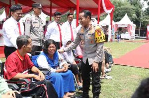 Kapolda Sumsel, Irjen Pol Andi Rian R Djajadi SIk MH didampingi istri, Dewi Andi Rian saat kegiatan kegiatan sosial di Prabumulih, Selasa (5/11/2024). Foto: Humas POlda Sumsel.