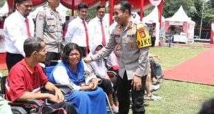 Kapolda Sumsel, Irjen Pol Andi Rian R Djajadi SIk MH didampingi istri, Dewi Andi Rian saat kegiatan kegiatan sosial di Prabumulih, Selasa (5/11/2024). Foto: Humas POlda Sumsel.