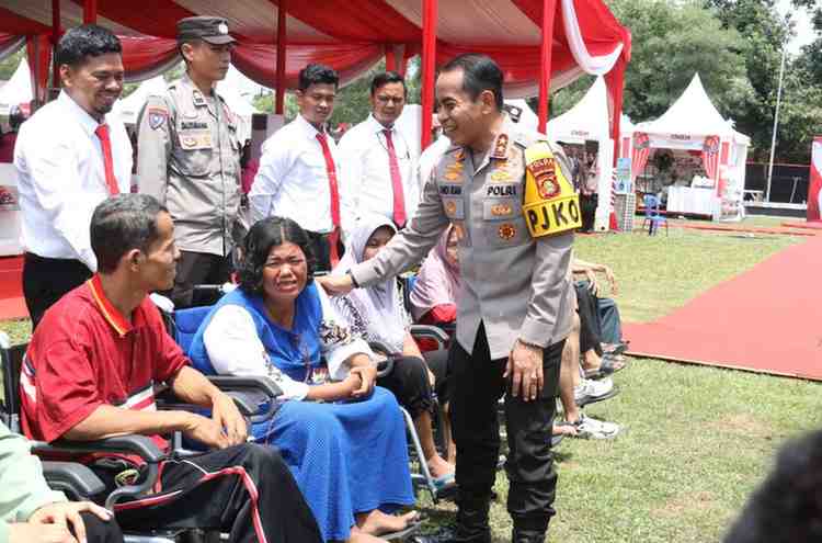 Kapolda Sumsel, Irjen Pol Andi Rian R Djajadi SIk MH didampingi istri, Dewi Andi Rian saat kegiatan kegiatan sosial di Prabumulih, Selasa (5/11/2024). Foto: Humas POlda Sumsel.