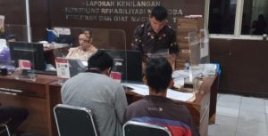 Sardan mendatangi Polrestabes Palembang, guna melaporkan salah kirim top up dana, Jumat (8/11/2024). Foto: Sumselheadline/Ela.