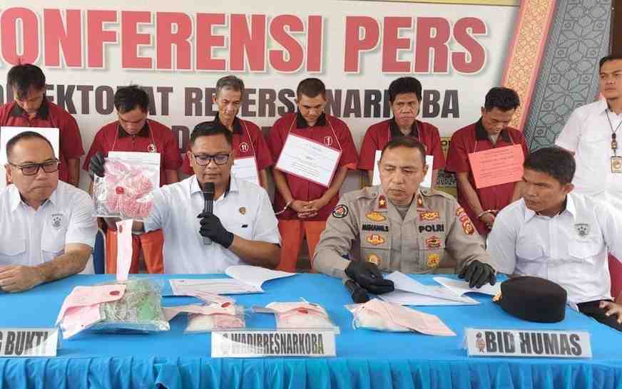 Polisi rilis para tersangka kasus pengedar dan pengguna narkoba di Palembang, Rabu (13/11/2024). Foto: Sumselheadline/Ela.