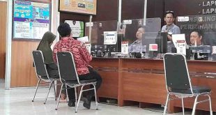 Ibu rumah tangga melapor telah ditipu, gara-gara tergiur untung iklan medsos, Jumat (1/11/2024). Foto: Sumselheadline/Ela.