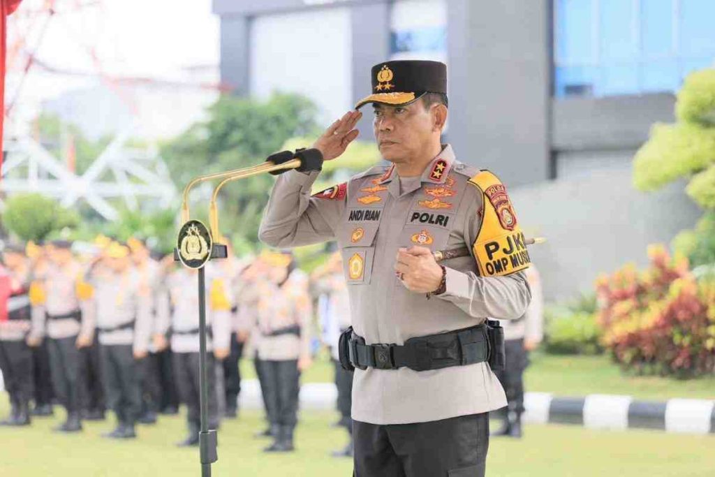 Kapolda Sumsel, Irjen Pol Andi Rian R Djajadi memimpin apel pasukan di Mapolda Sumsel, untuk persiapan pengamanan dan pengawalan tahap pemungutan dan penghitungan suara Pilkada serentak 2024. Foto: Dok Humas Polda Sumsel.