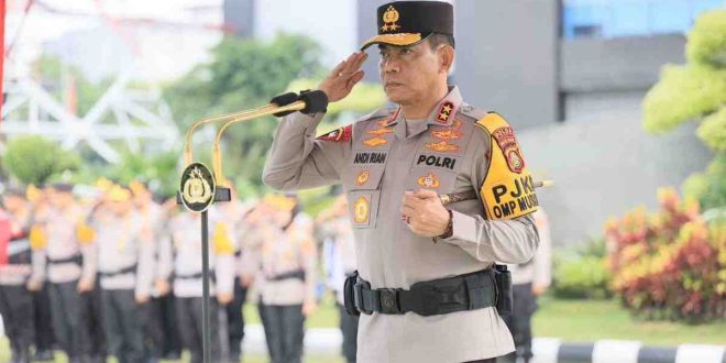 Kapolda Sumsel, Irjen Pol Andi Rian R Djajadi memimpin apel pasukan di Mapolda Sumsel, untuk persiapan pengamanan dan pengawalan tahap pemungutan dan penghitungan suara Pilkada serentak 2024. Foto: Dok Humas Polda Sumsel.