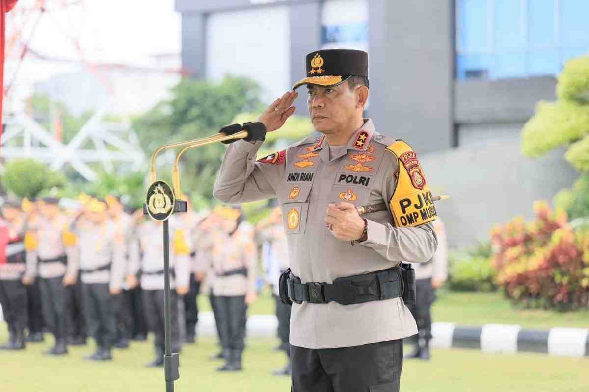 Kapolda Sumsel, Irjen Pol Andi Rian R Djajadi memimpin apel pasukan di Mapolda Sumsel, untuk persiapan pengamanan dan pengawalan tahap pemungutan dan penghitungan suara Pilkada serentak 2024. Foto: Dok Humas Polda Sumsel.