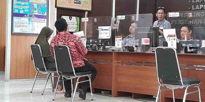 Ibu rumah tangga melapor telah ditipu, gara-gara tergiur untung iklan medsos, Jumat (1/11/2024). Foto: Sumselheadline/Ela.