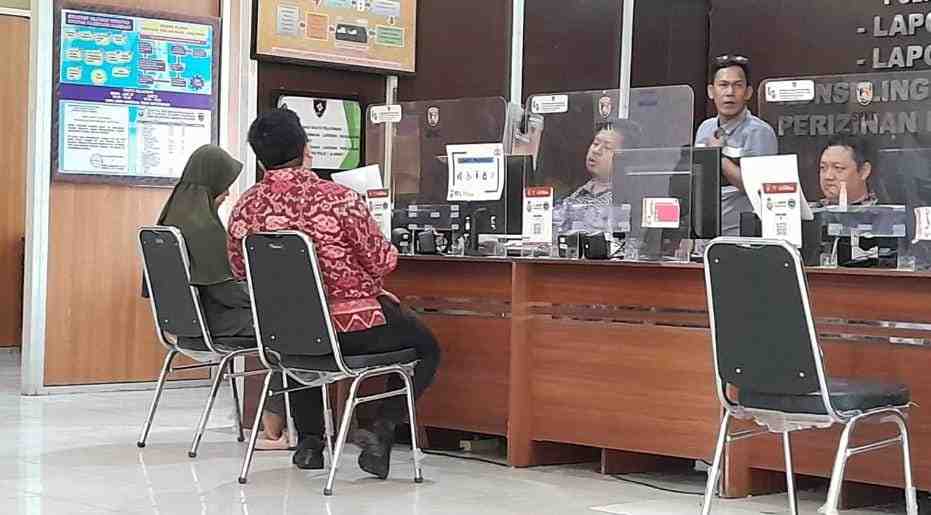 Ibu rumah tangga melapor telah ditipu, gara-gara tergiur untung iklan medsos, Jumat (1/11/2024). Foto: Sumselheadline/Ela.