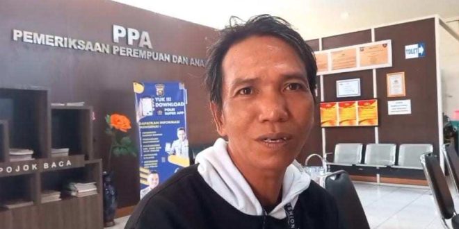 Panji, malpor ke Polrestabes Palembang, karena motornya dibawa kabur teman, Sabtu (30/11/2024). Foto: Sumselheadline/Ela.