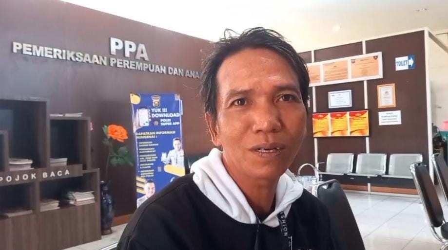 Panji, malpor ke Polrestabes Palembang, karena motornya dibawa kabur teman, Sabtu (30/11/2024). Foto: Sumselheadline/Ela.