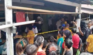 Warga dan aparat mengevakuasi jenazah yang diiduga bunuh diri, Selalsa (12/11/2024). Foto: Sumselheadline/Ela.