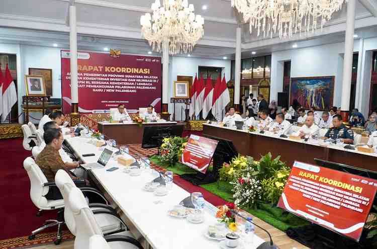 Pj Guberenur Sumsel, Eelen Setiadi rapat bersama Wakil Menteri Investasi dan Hilirisasi/Wakil Kepala Badan Koordinasi Penanaman Modal (BKPM), Todotua Pasaribu tentang persiapan pembangunan Pelabuhan Tanjung Carat, Rabu (6/11/2024). Foto: Humas Pemprov Sumsel.