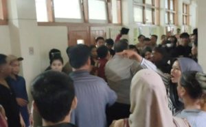 Suasana ricuh di sedanng Pengadilan Negeri Palembang, Selasa (26/11/2024). Foto: Sumselheadline/Ela.