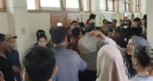 Suasana ricuh di sedanng Pengadilan Negeri Palembang, Selasa (26/11/2024). Foto: Sumselheadline/Ela.