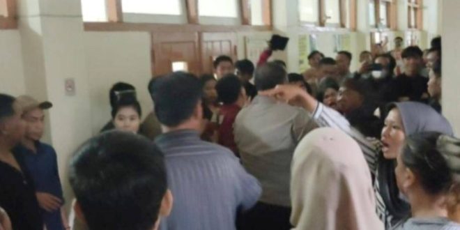 Suasana ricuh di sedanng Pengadilan Negeri Palembang, Selasa (26/11/2024). Foto: Sumselheadline/Ela.