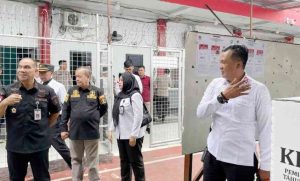 Kepala Kantor Wilayah Kementerian Hukum dan HAM (Kakanwil Kemenkumham) Sumsel Dr Ilham Djaya serta Kepala Rutan Kelas I Palembang David Rosehan dan rombongan. Foto: Sumselheadline/Ela.