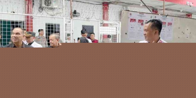 Kepala Kantor Wilayah Kementerian Hukum dan HAM (Kakanwil Kemenkumham) Sumsel Dr Ilham Djaya serta Kepala Rutan Kelas I Palembang David Rosehan dan rombongan. Foto: Sumselheadline/Ela.