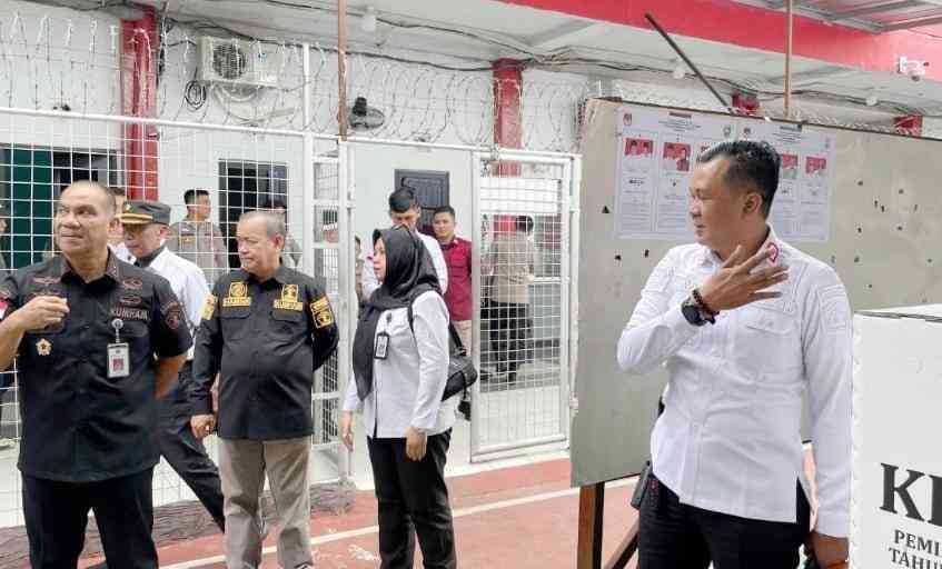 Kepala Kantor Wilayah Kementerian Hukum dan HAM (Kakanwil Kemenkumham) Sumsel Dr Ilham Djaya serta Kepala Rutan Kelas I Palembang David Rosehan dan rombongan. Foto: Sumselheadline/Ela.