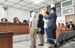 Hanny, istri terdakwa kasus pembunuhan pegawai koperasi, disumpah menjadi saksi di PN Palembangm Jumat (22/11/2024). Foto: Sumselheadline/Ela.