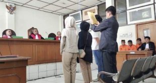 Hanny, istri terdakwa kasus pembunuhan pegawai koperasi, disumpah menjadi saksi di PN Palembangm Jumat (22/11/2024). Foto: Sumselheadline/Ela.