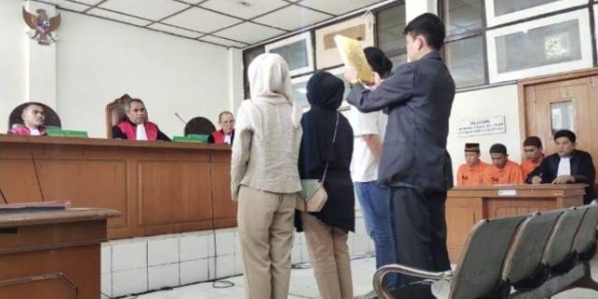 Hanny, istri terdakwa kasus pembunuhan pegawai koperasi, disumpah menjadi saksi di PN Palembangm Jumat (22/11/2024). Foto: Sumselheadline/Ela.