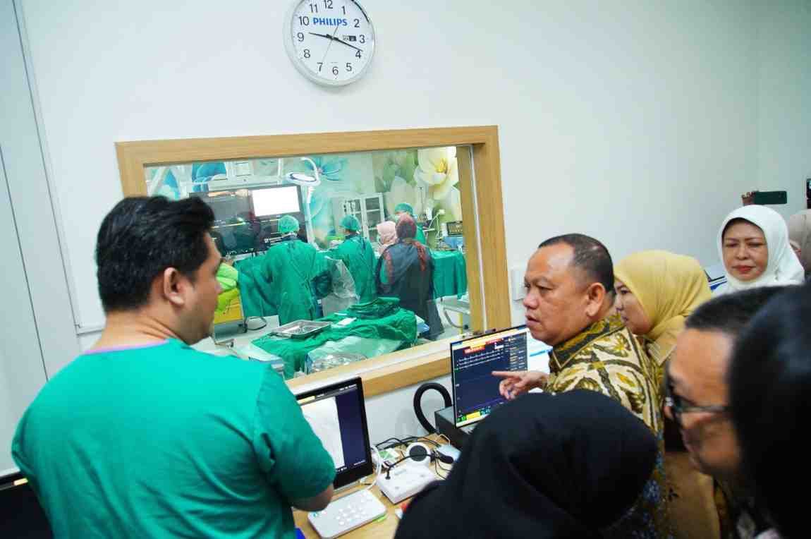 Penjabat (Pj) Bupati Muba, H Sandi Fahlepi hadir untuk menyaksikan langsung proses operasi pemasangan ring jantung di RSUD Sekayu, Sabtu (9/11/2024). Foto: Kominfo Muba.