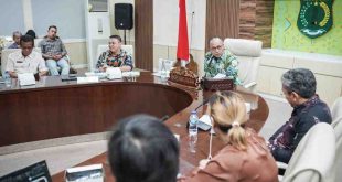 Sekda Muba, Apriyadi memimpin kegiatan Akselerasi Pemenuhan Kewajiban Fasilitasi Pembangunan Kebun Masyarakat Sekitar (FPKMS) dan Sosialisasi Perangkat Monitoring Lahan dan Inventarisasi Gas Rumah Kaca (GRK) di ruang rapat Serasan Sekate, pada Kamis (21/11/2024). Foto: Kominfo Muba.