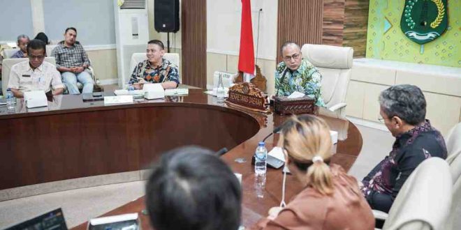 Sekda Muba, Apriyadi memimpin kegiatan Akselerasi Pemenuhan Kewajiban Fasilitasi Pembangunan Kebun Masyarakat Sekitar (FPKMS) dan Sosialisasi Perangkat Monitoring Lahan dan Inventarisasi Gas Rumah Kaca (GRK) di ruang rapat Serasan Sekate, pada Kamis (21/11/2024). Foto: Kominfo Muba.