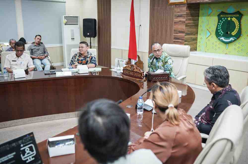 Sekda Muba, Apriyadi memimpin kegiatan Akselerasi Pemenuhan Kewajiban Fasilitasi Pembangunan Kebun Masyarakat Sekitar (FPKMS) dan Sosialisasi Perangkat Monitoring Lahan dan Inventarisasi Gas Rumah Kaca (GRK) di ruang rapat Serasan Sekate, pada Kamis (21/11/2024). Foto: Kominfo Muba.