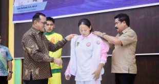 Sekda Provinsi Sumatera Selatan  (Sumsel) Drs H Edward Candra MH secara resmi melepas kontingen pra-POPNAS (Pekan Olahraga Pelajar Nasional) Sumsel tahun 2024, bertempat di Asrama Haji Palembang,  Jumat (8/11/2024) siang. Foto: Humas Pemprov Sumsel.