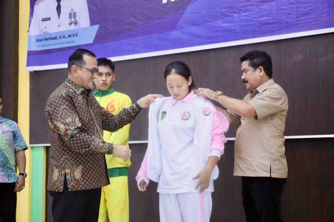 Sekda Provinsi Sumatera Selatan  (Sumsel) Drs H Edward Candra MH secara resmi melepas kontingen pra-POPNAS (Pekan Olahraga Pelajar Nasional) Sumsel tahun 2024, bertempat di Asrama Haji Palembang,  Jumat (8/11/2024) siang. Foto: Humas Pemprov Sumsel.