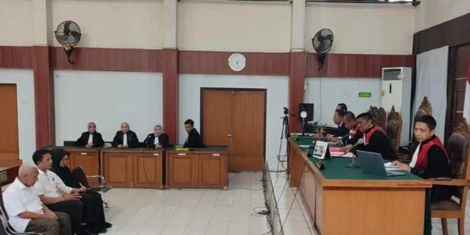 Sidang kasus izin tambang batubara di Lahat, para terdakwa yang mengajukan eksepsi, Senin (18/11/2024). Foto: Sumselheadline/Ela.
