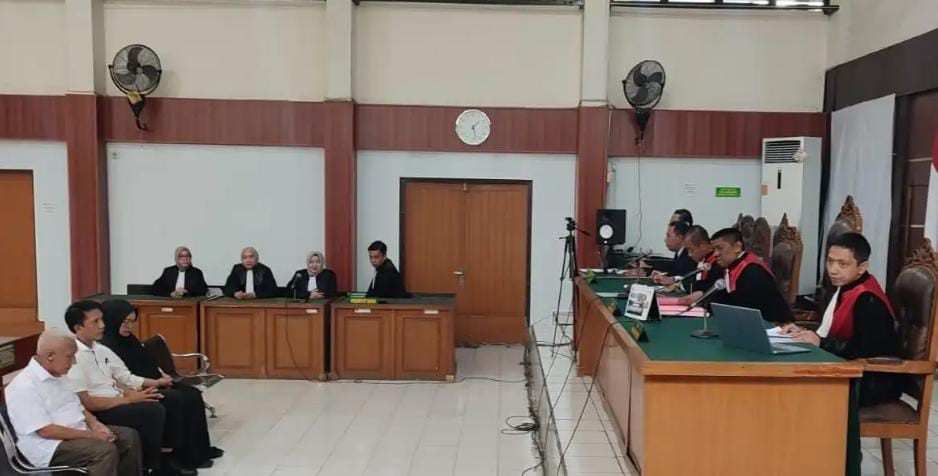 Sidang kasus izin tambang batubara di Lahat, para terdakwa yang mengajukan eksepsi, Senin (18/11/2024). Foto: Sumselheadline/Ela.