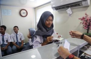 Ilustrasi siswa mennabung di bank. Foto: Detik. com